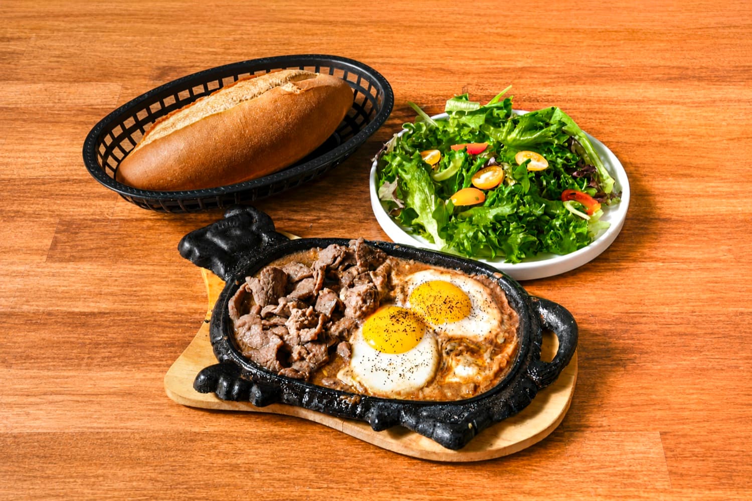 Wishi Co.'s sizzling bò né — dinner after dark.